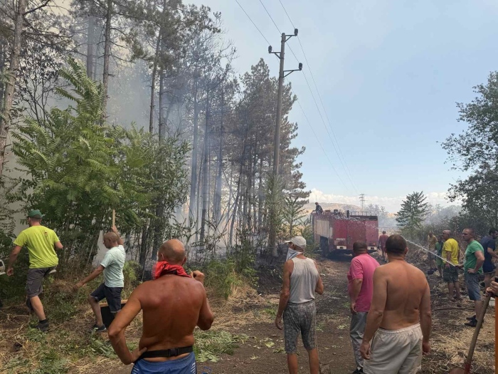 Обявено е частично бедствено положение заради пожара край Българово, включи се и военен хеликоптер
