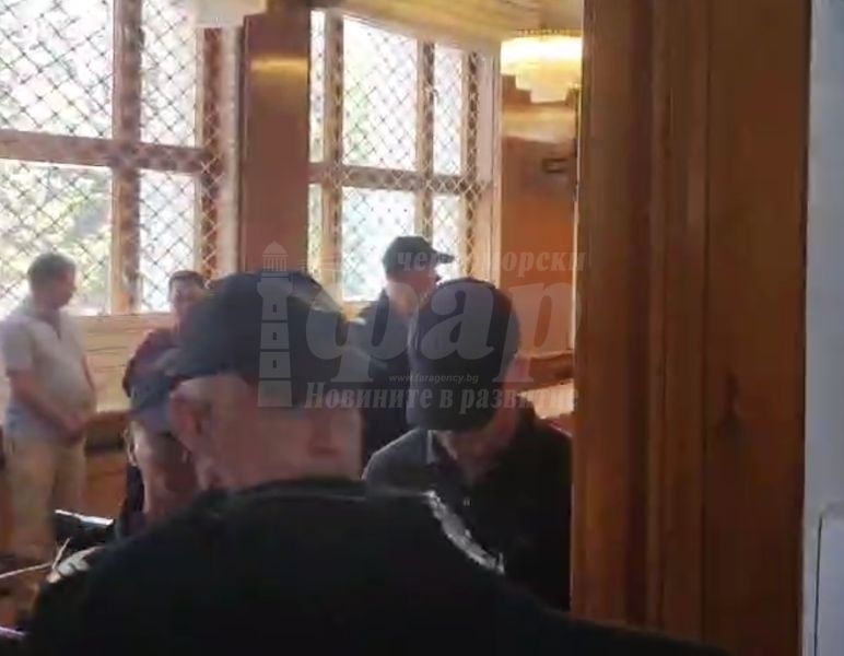 18-годишният Никола Бургазлиев бе изведен с белезници от Съдебна зала
