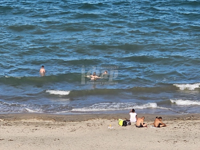 Топло и ветровито по морето
