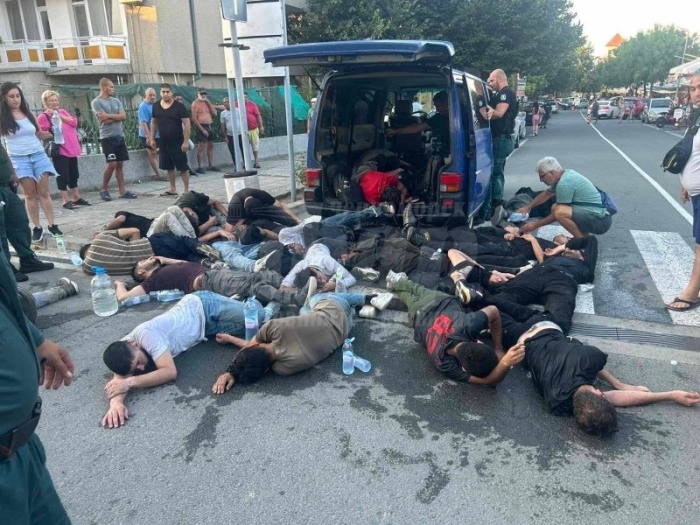 Задържаха избягалия шофьор на микробуса с мигранти в Бургас 