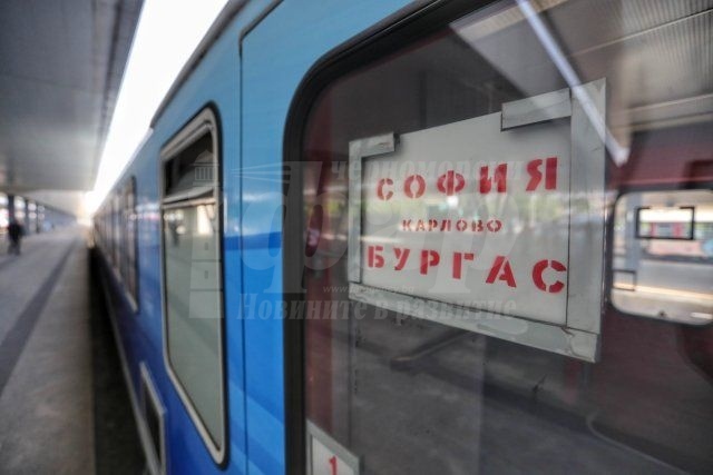 Две момичета скочиха през прозореца на движещ се влак, пропуснали спирката