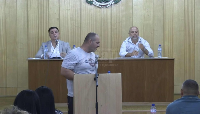 Жителите на Росеново настояват за възстановяване на средствата за ремонт на пътя към селото