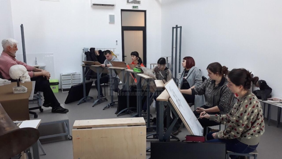 НХА търси своите музи - голи или облечени