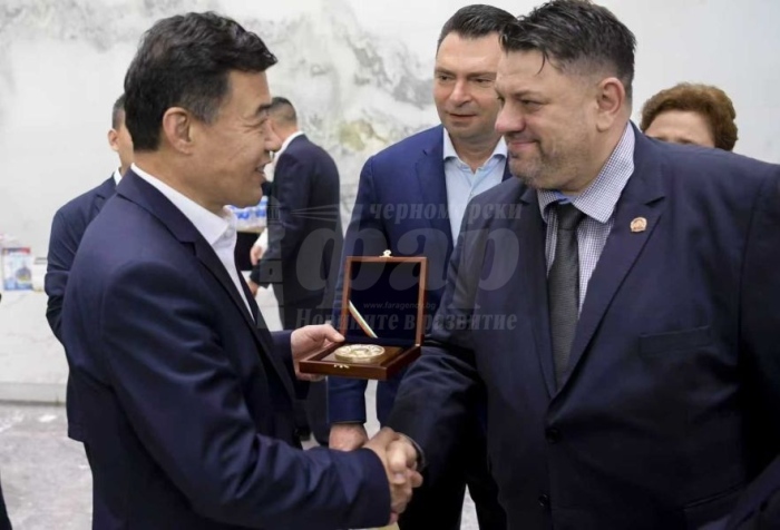  Какво прави в Китай вицепремиерът Атанас Зафиров?