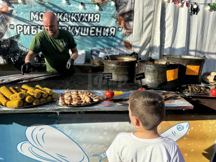 Миризмата на вкусни морски специалитети събра бургазлии около \