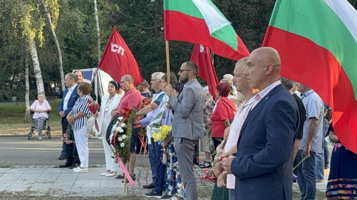 БСП-Бургас отбеляза 9 септември с поднасяне на цветя пред Пантеона