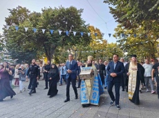 Стотици се стекоха в Бургас, за да посрещнат християнската светиня- Свещения пояс на Света Богородица/СНИМКИ, ВИДЕО/