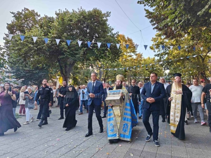 Стотици се стекоха в Бургас, за да посрещнат християнската светиня- Свещения пояс на Света Богородица/СНИМКИ, ВИДЕО/
