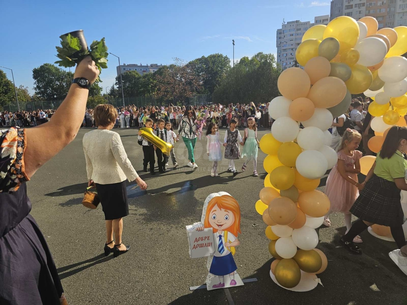С много настроение, вълнение и трепет 60 първолаци прекрачиха училищния праг в СУ „Петко Росен“ (СНИМКИ+ВИДЕО)