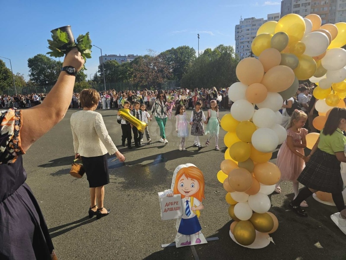 С много настроение, вълнение и трепет 60 първолаци прекрачиха училищния праг в СУ „Петко Росен“ (СНИМКИ+ВИДЕО)