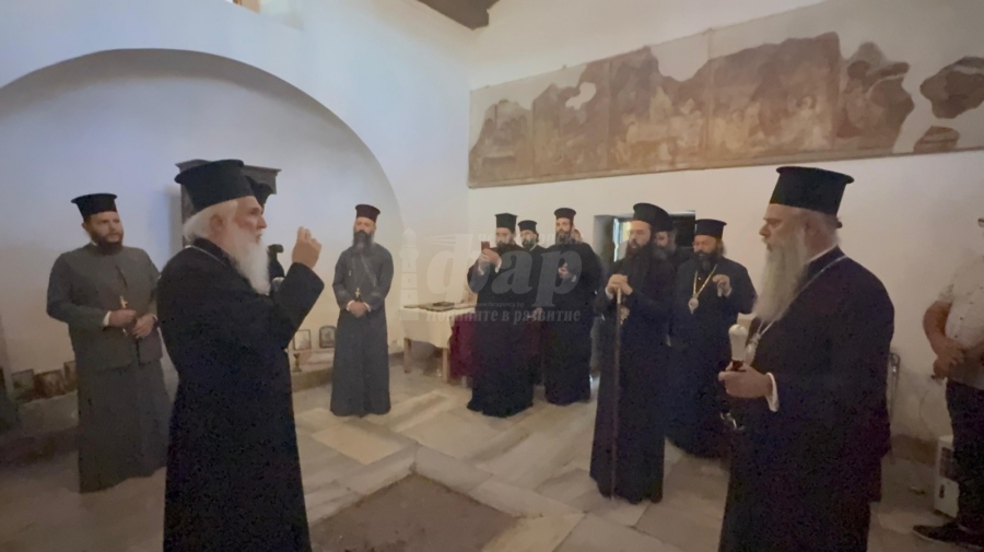 Висши духовници посетиха остров Света Анастасия и отправиха обща молитва