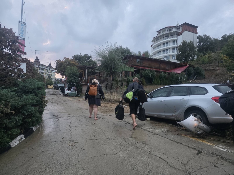 Обстановката в Бургаско се нормализира: Няма сигнали за бедстващи, евакуирани са над 200 души