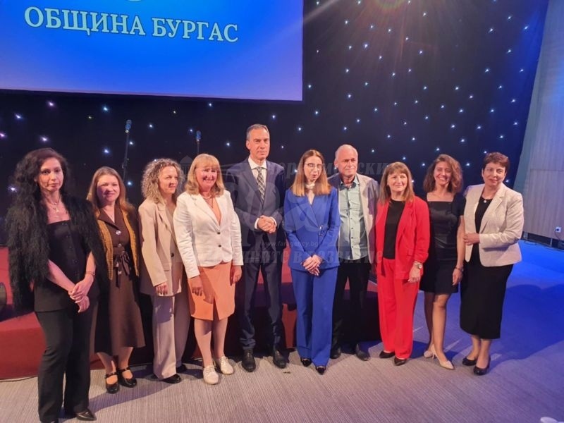 Кметът Димитър Николов със специален поздрав към учителите