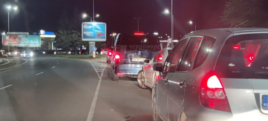 Продължава ужасното задръстване в посока Сарафово 