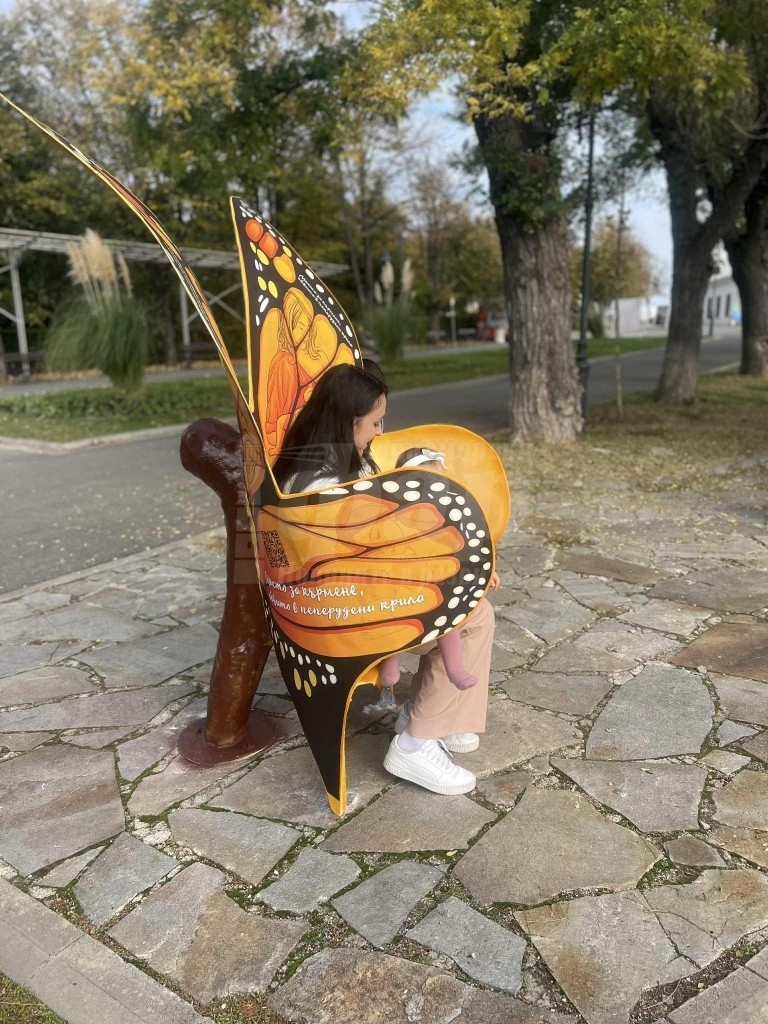 Бургас вече си има пейка за кърмачки