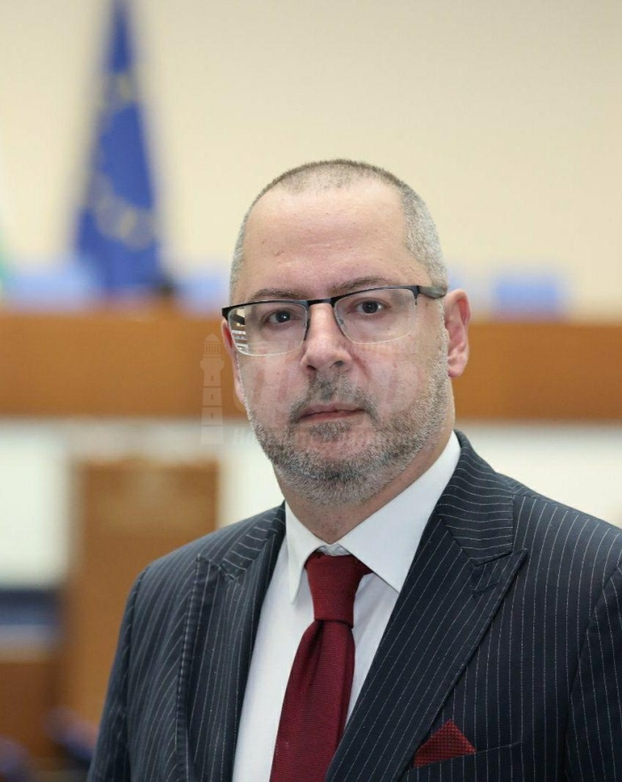 Писането на фейсбук статуси не е журналистика 