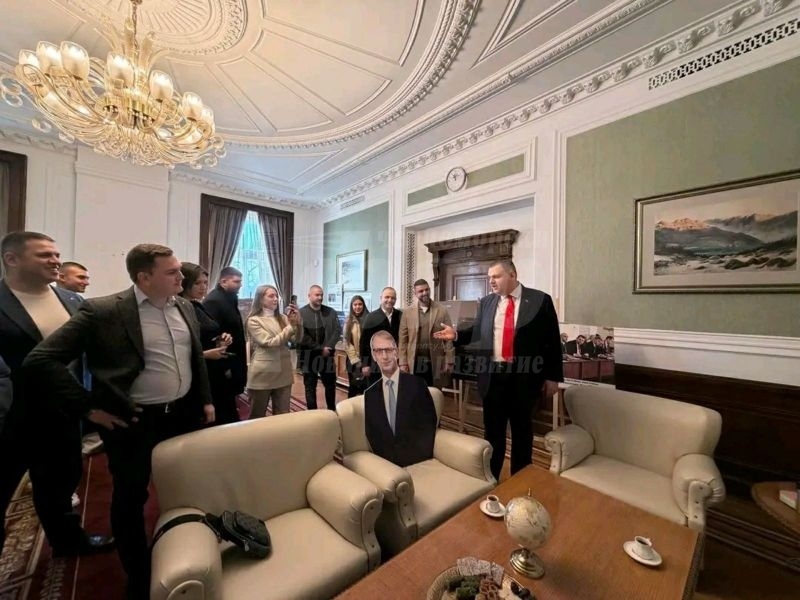 Делян Пеевски посрещна млади хора в \
