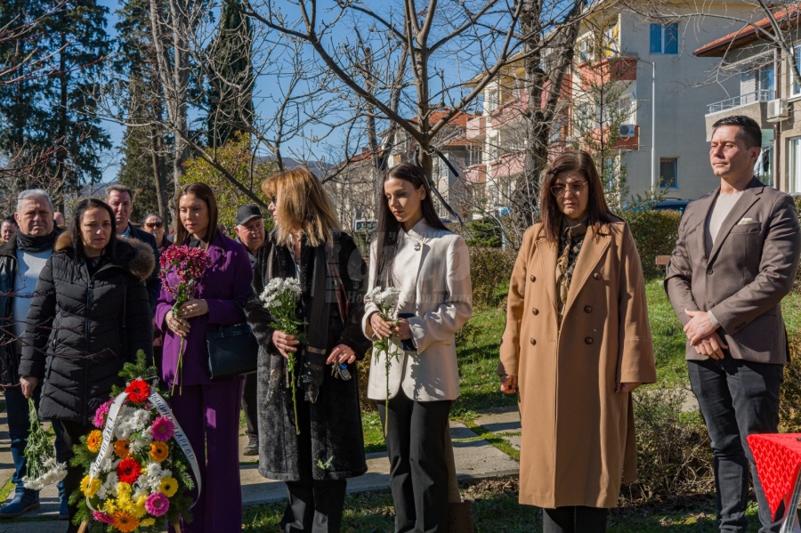  Царево почете паметта на Васил Левски с венци и цветя