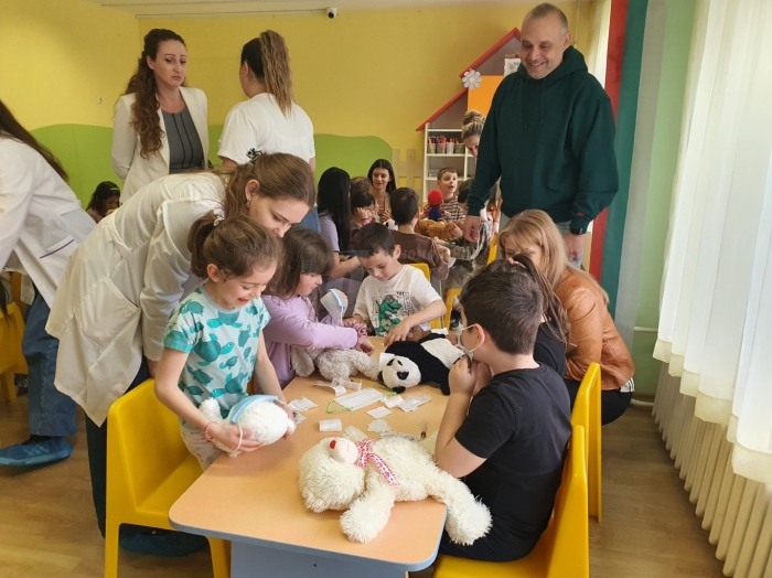 Деца лекуваха плюшени мечета в бургаска детска градина 