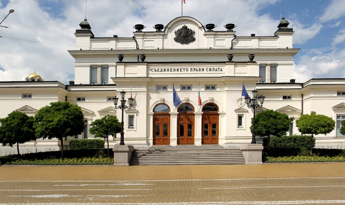 Депутатите искат изслушване на министър Христанов, звънят на Йотова да го търси