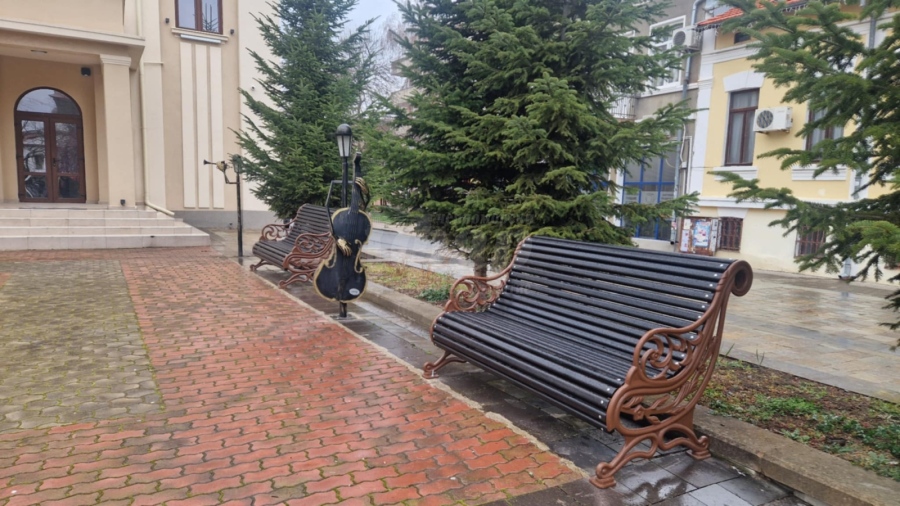 Нови пейки допълват пространството пред Културния център в Карнобат
