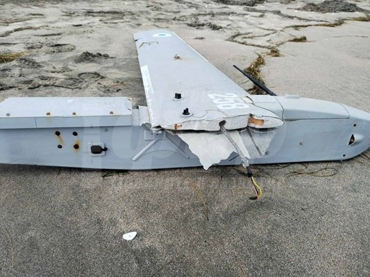 Крило на военен дрон изплува на плажа в Крайморие