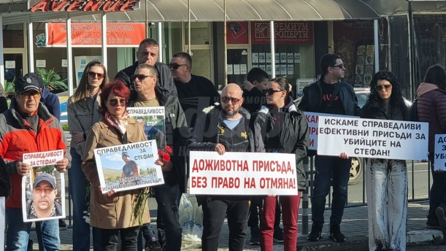 В Слънчев бряг след убийството на Стефан Денев – мъка, гняв и мирно шествие