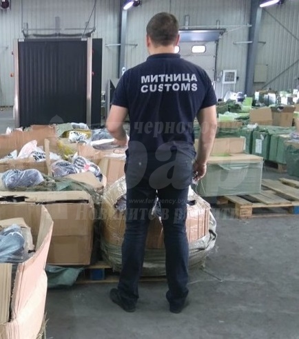 Огромно количество контрабандна стока откриха в контейнери в Бургас