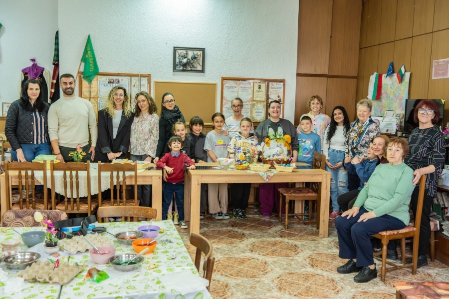 Деца и пенсионери се събраха да боядисват яйца в Царево