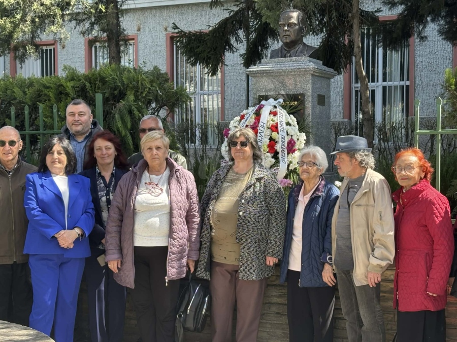 Механото в Бургас откри бюст-паметник на своя основател Георги Дипчев