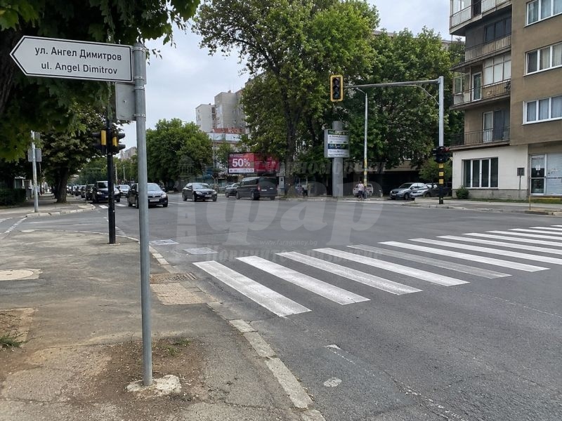 Моторист блъсна пешеходка на пешеходна пътека в Бургас