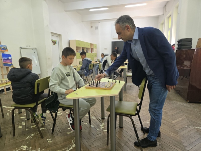 Гросмайстор изигра по партия шах с ученици от Просеник