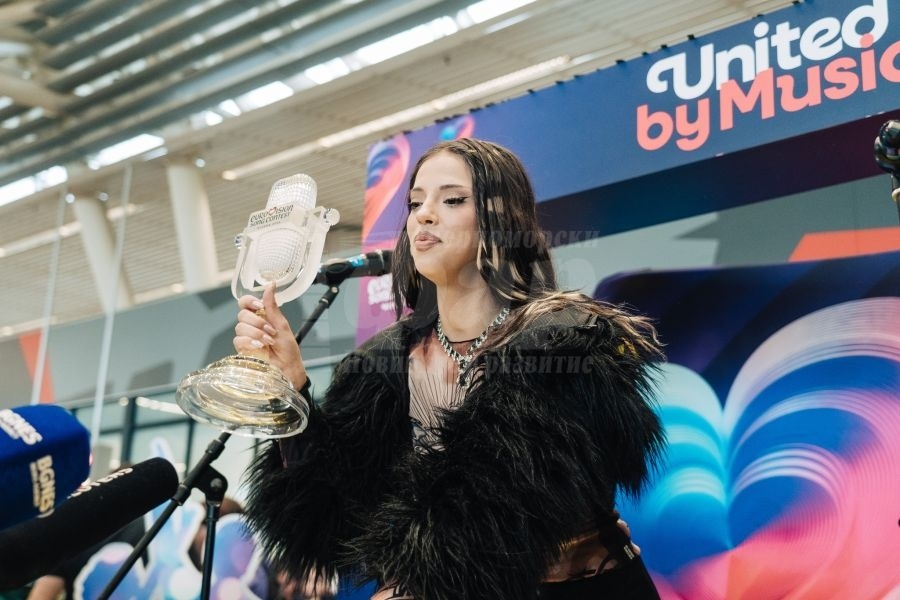 Айтозлийка е била класен ръководител на ДАРА