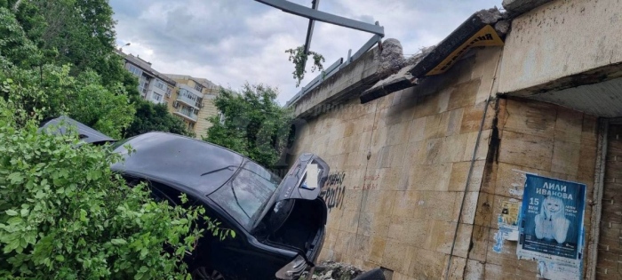 Автомобил с мигранти излетя от пътя след опит да избегне полицейска проверка в Бургас