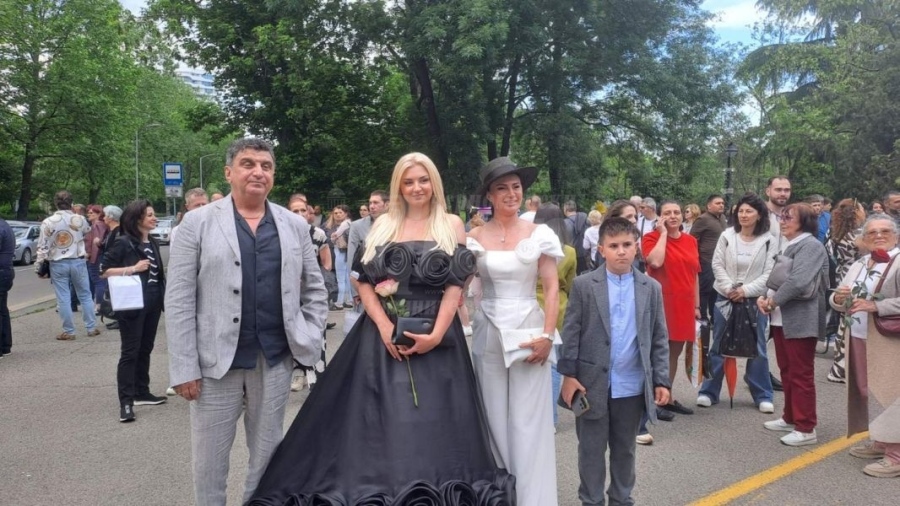 С автобусa на ФК Черноморец към бала: незабравима вечер за абитуриентите от Немската гимназия