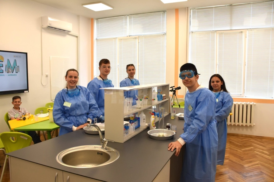 Впечатляващи STEM центрове отвориха врати в ПГТ „Алеко Константинов“ и СУ „Иван Вазов“ в Поморие