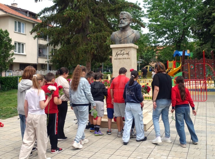 Несебър почете Деня на Ботев с венци и цветя