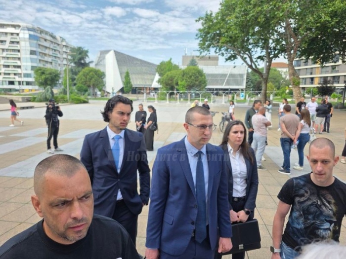  Роднини на  премазаната от АТВ Христина се събират пред Съдебната палата, 