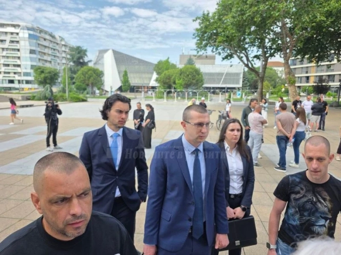 Роднини на  премазаната от АТВ Христина се събират пред Съдебната палата