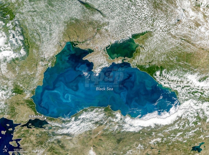 Черно море се оцвети в млечносин тюркоаз