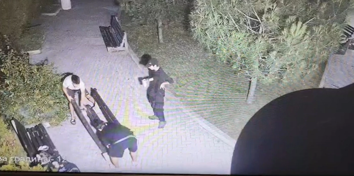 Вандали счупиха пейка в Борисовата градинка, издирват ги /ВИДЕО/