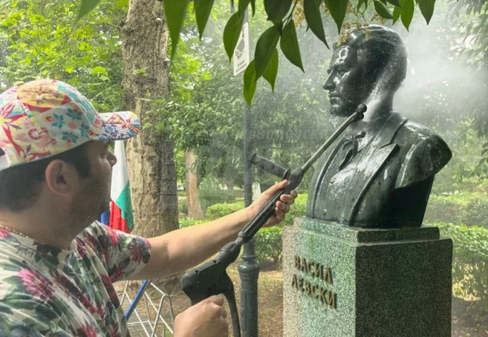 Братя Дадурян почистиха паметника на Левски в Морската градина
